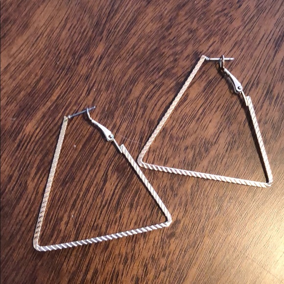 Lot of cool statement earrings. - Picture 4 of 5